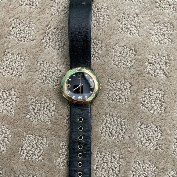 Marc by Marc Jacobs Amy Black Dial Gold Bezel Ladies Watch - Picture 3 of 6